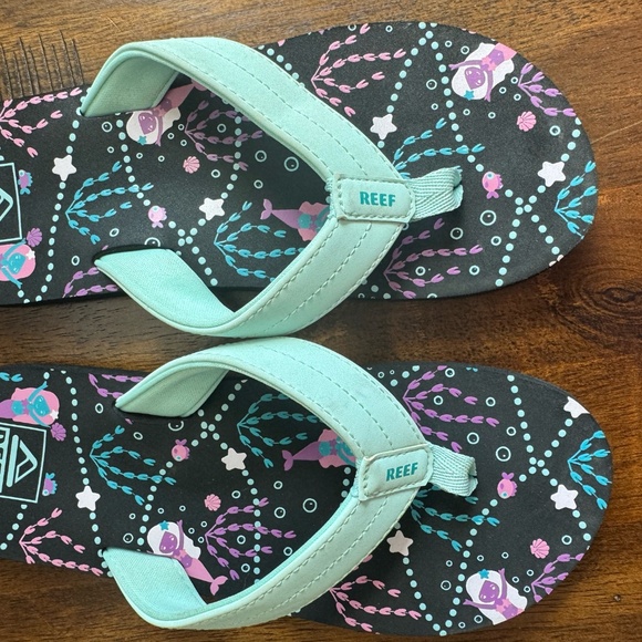 Reef Flipflops. Girls blue and black with mermaid maids design size 3 - Picture 2 of 4